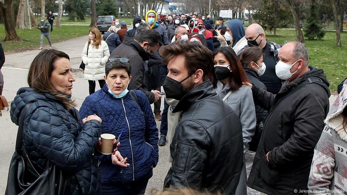 Serbien Nis | Bürger aus Westbalkanregion warten auf Impfung