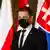 Igor Matovic mit Maske vor slowakischer Flagge
