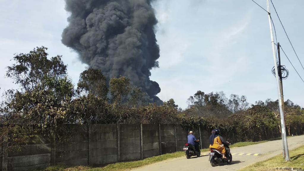 Indonesia oil refinery fire prompts evacuation | News | DW | 29.03.2021