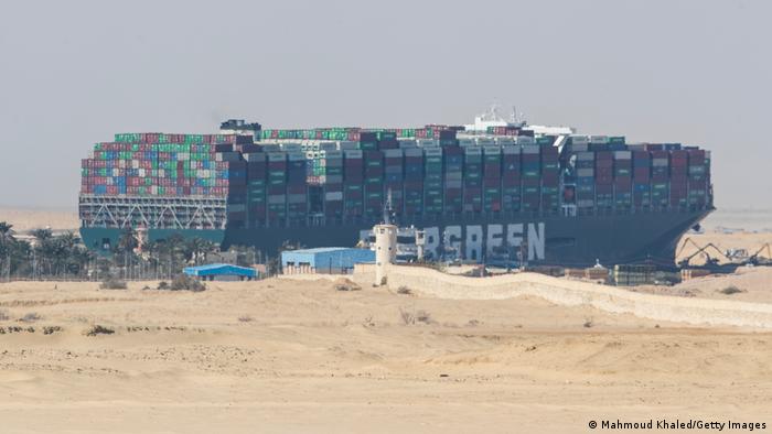 Das Containerschiff Ever Given überragt den Suezkanal in Ägypten