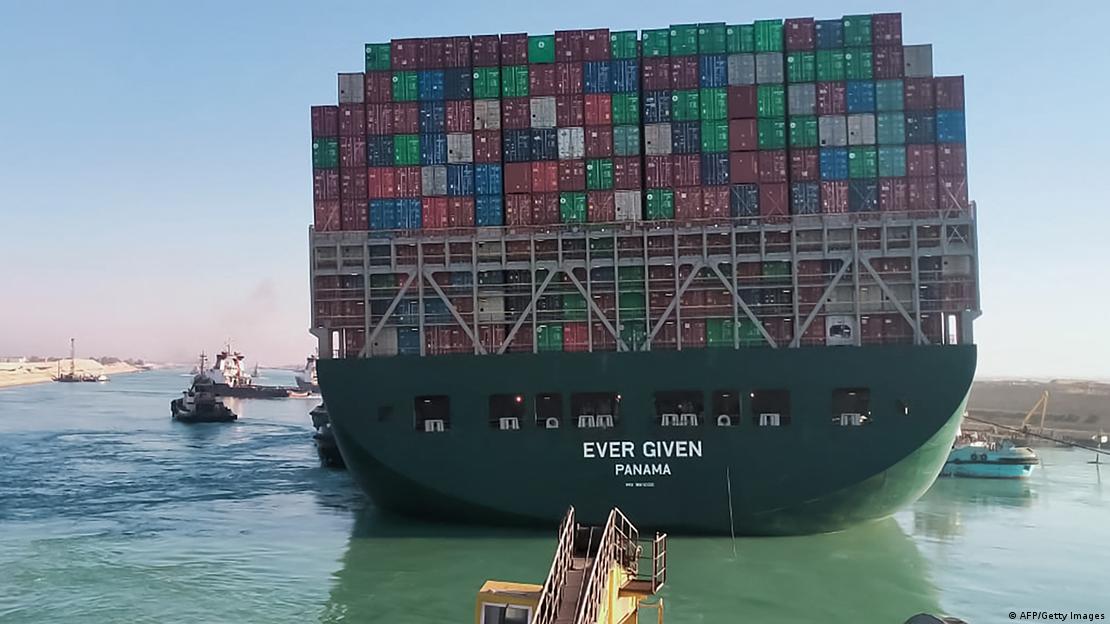 Navio cargueiro carregado de cont&ecirc;ineres