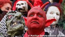 30.04.2019
Als Hexen und Teufel verkleidete Menschen ziehen zum Walpurgisfest durch die Stadt Zehntausende feierten im Harz die traditionelle Walpurgisnacht. Ziel war es, mit wildem Tanz den Winter zu vertreiben.
