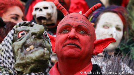 Loin des amusements de la fête de Walupurgis en Allemagne, des femmes continuent d'être accusées de sorcellerie et persécutées dans le monde.