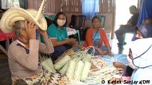 Yerni Bolu puling women out of poverty in her village in East Nusa Tenggara, Indonesia, by teaching them how to make handycrafts.
via Yusuf Pamuncak