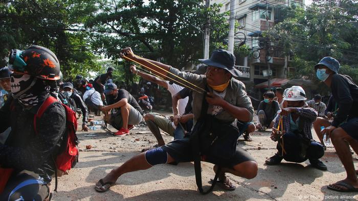 Imagen de las protestas de ayer en la capital birmana.