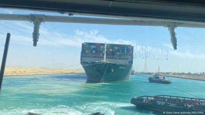 El buque Ever Given, uno de los mayores portacontenedores del mundo, se ve después de haber flotado completamente en el Canal de Suez.