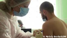 Ukraine Kiew | Nestor Maljartschuk während der Impfung