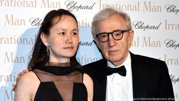 El director estadounidense Woody Allen junto a su esposa Soon Yi.