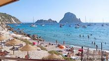  29.03,2021,xlakx,Mallorca erste Touristen aus Deutschland eingetroffen emspor, Blick von einer Strandbar aufs Meer mit Touristen am Strand Palma in Mallorca *** 29 03,2021,xlakx,Mallorca first tourists from Germany arrived emspor, view from a beach bar to the sea with tourists at Palma beach in Mallorca