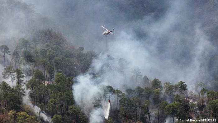Aviones de extinción de incendios combaten incendios forestales en la Sierra de Santiago de México en marzo de 2021