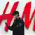2021年3月以来，H&M在中国只能通过自己的网站和微信上的小程序在线销售，无法在天猫或京东等主要的第三方平台上销售或搜索。