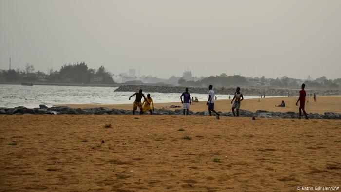 Steinwälle am Strand von Cotonou