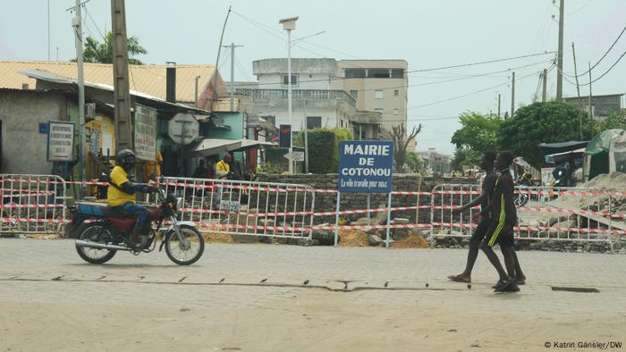 Gesperrte Straße in Cotonou