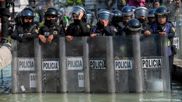 En vez de permitir las protestas de las mujeres, los edificios públicos como Palacio Nacional, son blindados con cordones policiales. 