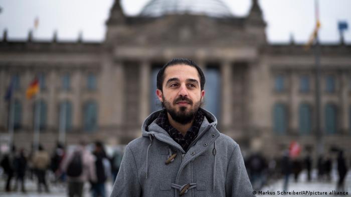 الناشط الحقوقي طارق الأوس أمام مبنى البرلمان الألماني في برلين (أرشيف: 6/2/2021)