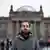 Berlin | Tareq Alaows vor dem Reichstagsgebäude