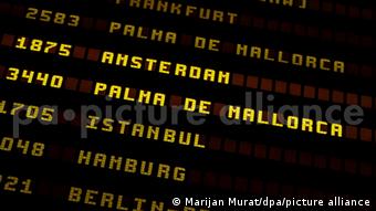 Πίνακας αναχωρήσεων σε αεροδρόμιο Πίνακας αναχωρήσεων σε αεροδρόμιο