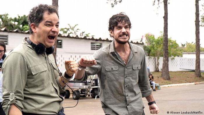 O criador e coprodutor de Cidade Invisível, Carlos Saldanha (esq.) ao lado do protagonista, o ator Marco Pigossi (dir.) durante as filmagens no Rio de Janeiro