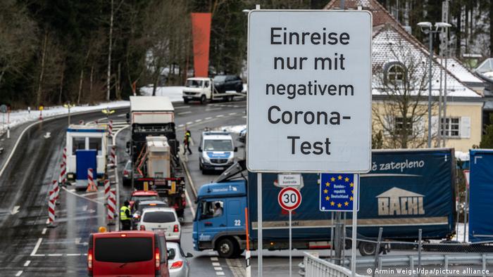 Ein Schild an der deutsch-tschechischen Grenze verkündet: Einreise nur mit negativem Corona-Test