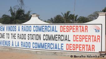 Angola - Eingang des Radio Despertar Hauptquartiers in Luanda