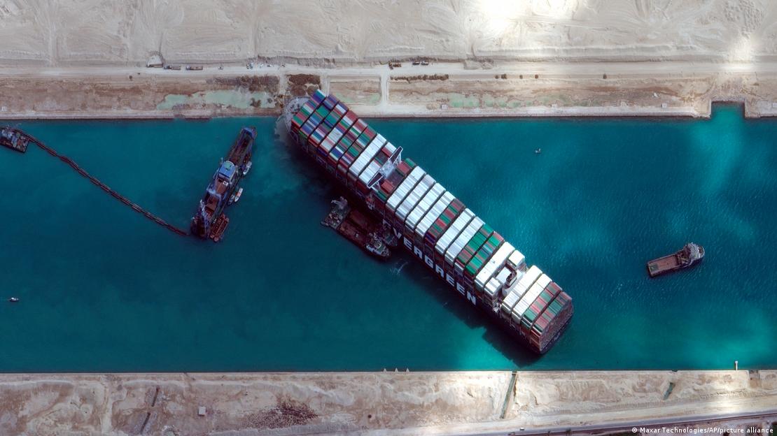 Imagem de satélite mostra navio cargueiro atravessado no canal