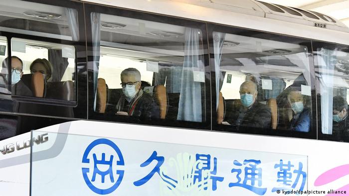 Membros da equipe de investigação da Organização Mundial da Saúde (OMS) enviados à Wuhan deixam hotel em um ônibus depois de ficarem em quarentena por duas semanas.