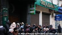 DONETSK, UKRAINE. NOVEMBER 19, 2014. Local residents queuing to get pensions at the former office of Oschadbank in Donetsk. Mikhail Pochuyev/TASS