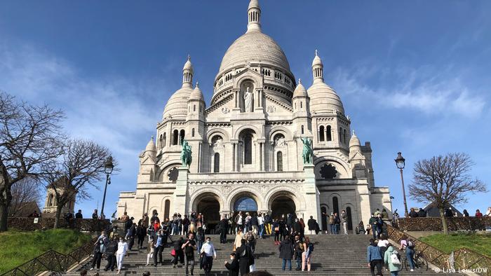 People on the steps of the church Sacre Coeur in Pais (Photo: Lisa Louis)