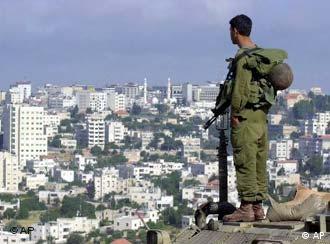 Israelischer Soldat schaut auf Ramallah, Foto:Ap