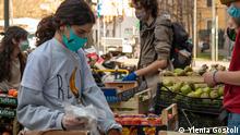 Volunteer looks at crate of produce
Fotografin: Ylenia Gostoli