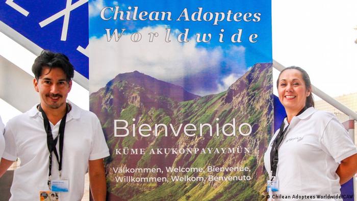 Alejandro Quezada (izq.) y Angélica Martínez trabajan desde Chilean Adoptees Worldwide (CAW) para ayudar a adoptados por el mundo a encontrar a su familia biológica en Chile.