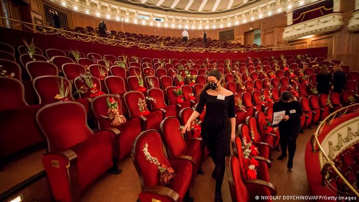 Plateia de casa de ópera quase vazia