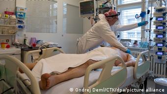 Пациент с ковидом в палате интенсивной терапии в университетской клинике в Праге