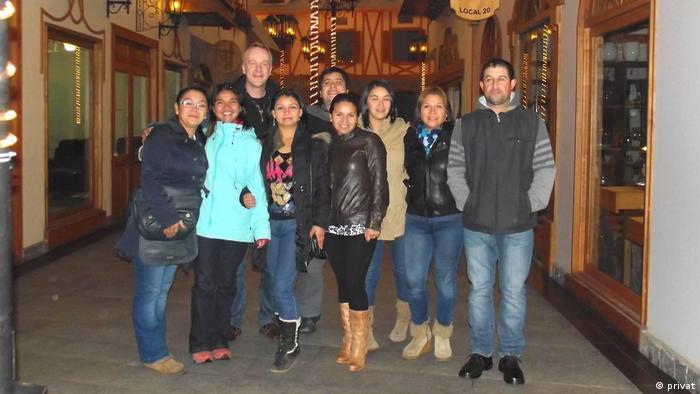 Cristina logró encontrar a una numerosa familia en Chile, con la que mantiene contacto. Aquí (segunda de izquierda a derecha) junto a su marido y familiares chilenos. 