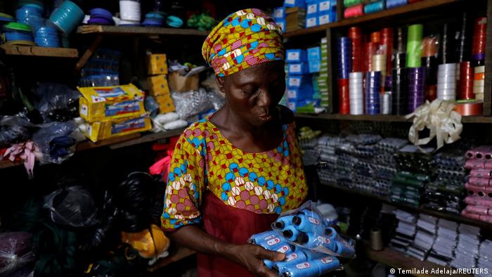 Žena u trgovini u Nigeriji