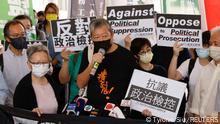 *** Dieses Bild ist fertig zugeschnitten als Social Media Snack (für Facebook, Twitter, Instagram) im Tableau zu finden: Fach „Images“ —> Weltspiegel/Bilder des Tages ***
+++01.04.2021+++Hong Kong+++
Pro-democracy activist Lee Cheuk-yan speaks to media as he arriving at the West Kowloon Courts for verdicts in landmark unlawful assembly case, in Hong Kong, China April 1, 2021. REUTERS/Tyrone Siu