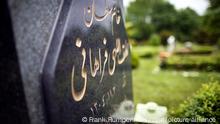 ARCHIV - Der Grabstein eines muslimischen Grabes steht auf einem Gräberfeld auf einem Friedhof im Norden von Frankfurt am Main (Foto vom 07.05.2012). Muslimen soll in Hessen die Bestattung auch ohne Sarg ermöglicht werden. Das will die Opposition im Landtag mit einem neuen Friedhofsgesetz erreichen. Foto: Frank Rumpenhorst/dpa    (zu lhe «Kirchen sehen Abkehr von Sargpflicht positiv - Kritik der Kommunen» vom 08.11.2012) +++ dpa-Bildfunk +++
