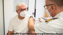 Bundespräsident Frank-Walter Steinmeier (l) wird im Bundeswehrkrankenhaus mit dem Impfstoff von Astrazeneca gegen das Coronavirus geimpft. +++ dpa-Bildfunk +++