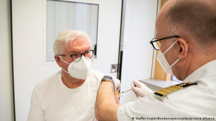 پیش‌تر و در اول آوریل فرانک‌والتر اشتاین‌مایر، رئیس‌جمهور آلمان نیز با واکسن آسترازنکا واکسینه شده بود. او واکسیناسیون را مهم‌ترین قدم در مبارزه با پاندمی کرونا دانست و از مردم خواست تا از این امکان استفاده کنند.