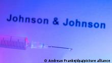 DEU/Deutschland/Illustration, 29.03.2021, Symbolfoto Corona-Impfung, Impfstoff Johnson & Johnson, Eine Spritze ist vor dem Schriftzug Johnson & Johnson zu sehen.