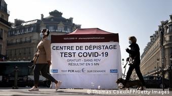 Мобильный пункт тестирования на COVID-19 в Париже