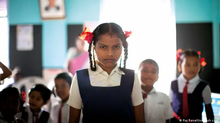 Weltzeit 1 | 2021 | Artikelbild für Weltzeit, indisches Schulmädchen