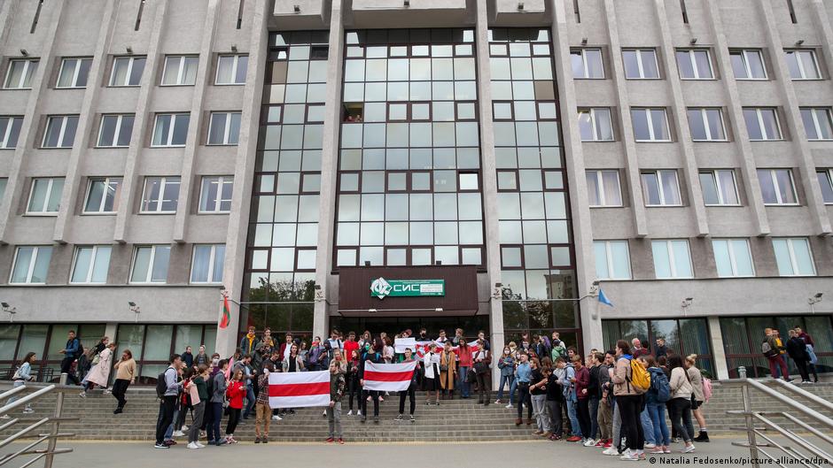 Belarusian IT specialists relocate to Poland | Business| Economy and finance news from a German perspective | DW - Vimarsana News