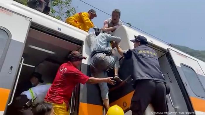 Rescate de pasajeros sobrevivientes al accidente de ferrocarril en Taiwán.