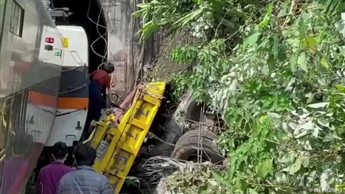 La foto muestra al camión que cayó sobre las vías del túnel por donde pasaba el tren en Hualien, Taiwán.