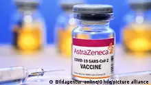 Injektionsflasche mit Impfspritzen, Corona-Impfstoff von AstraZeneca, Symbolfoto