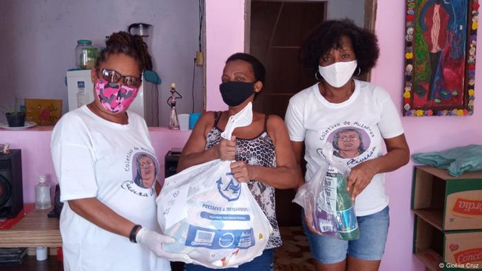 Membros da Coalizão Negra Por Direitos distribuem cestas básicas em Salvador.