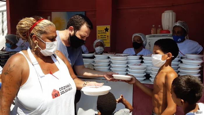 Guilherme Boulos, líder do MTST, participa da abertura de Cozinha Solidária em São Gonçalo (RJ) 