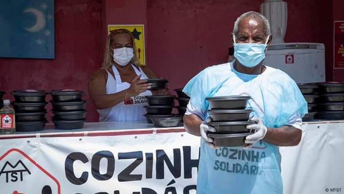 Voluntários do MTST em Cozinha Solidária em São Gonçalo (RJ).