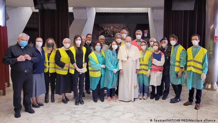 Papst besucht Corona-Impfzentrum